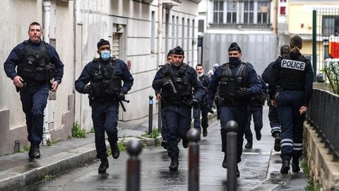 Agentes de la policía francesa se apresuran a acudir al lugar de los hechos después de que se produjeran heridos cerca de las antiguas oficinas de la revista satírica francesa Charlie Hebdo (Foto de Alain JOCARD / AFP)