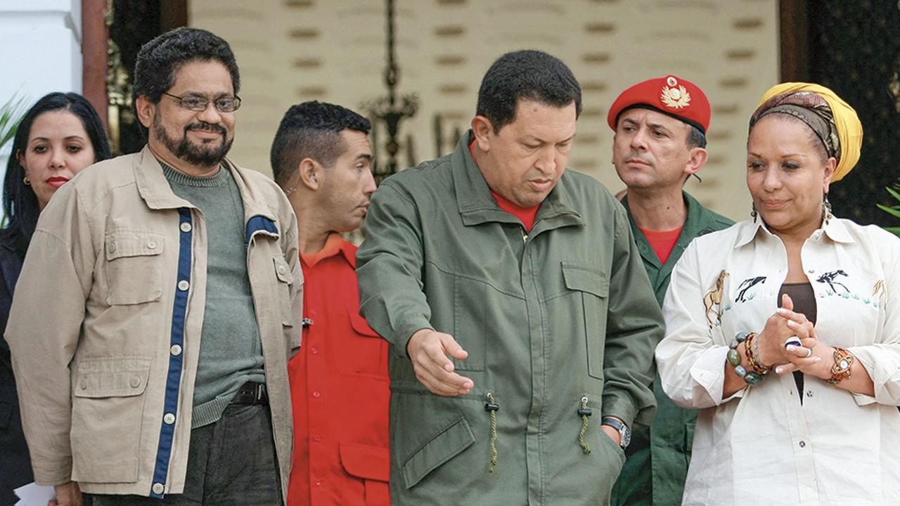 En medio de las gestiones para las liberaciones, Córdoba apareció desde Venezuela acompañada por el mandatario Hugo Chávez y el hoy jefe de la Segunda Marquetalia, Iván Márquez. También posó con el abatido Jesús Santrich. 
