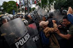 La gente se enfrenta a la policía antidisturbios durante una manifestación que exige la liberación del expresidente Pedro Castillo y el cierre del Congreso peruano, en Lima, el 8 de diciembre de 2022, un día después de la destitución de Castillo. - Castillo fue reemplazado por su adjunto en la víspera, en una vertiginosa serie de eventos en el país que durante mucho tiempo ha sido propenso a la agitación política. Perú ha tenido seis presidentes en seis años en un entorno político vertiginoso donde los gobiernos caen como fichas de dominó, muchos perseguidos por escándalos de corrupción en un país con una enorme brecha entre ricos y pobres. (Foto de Ernesto BENAVIDES / AFP)