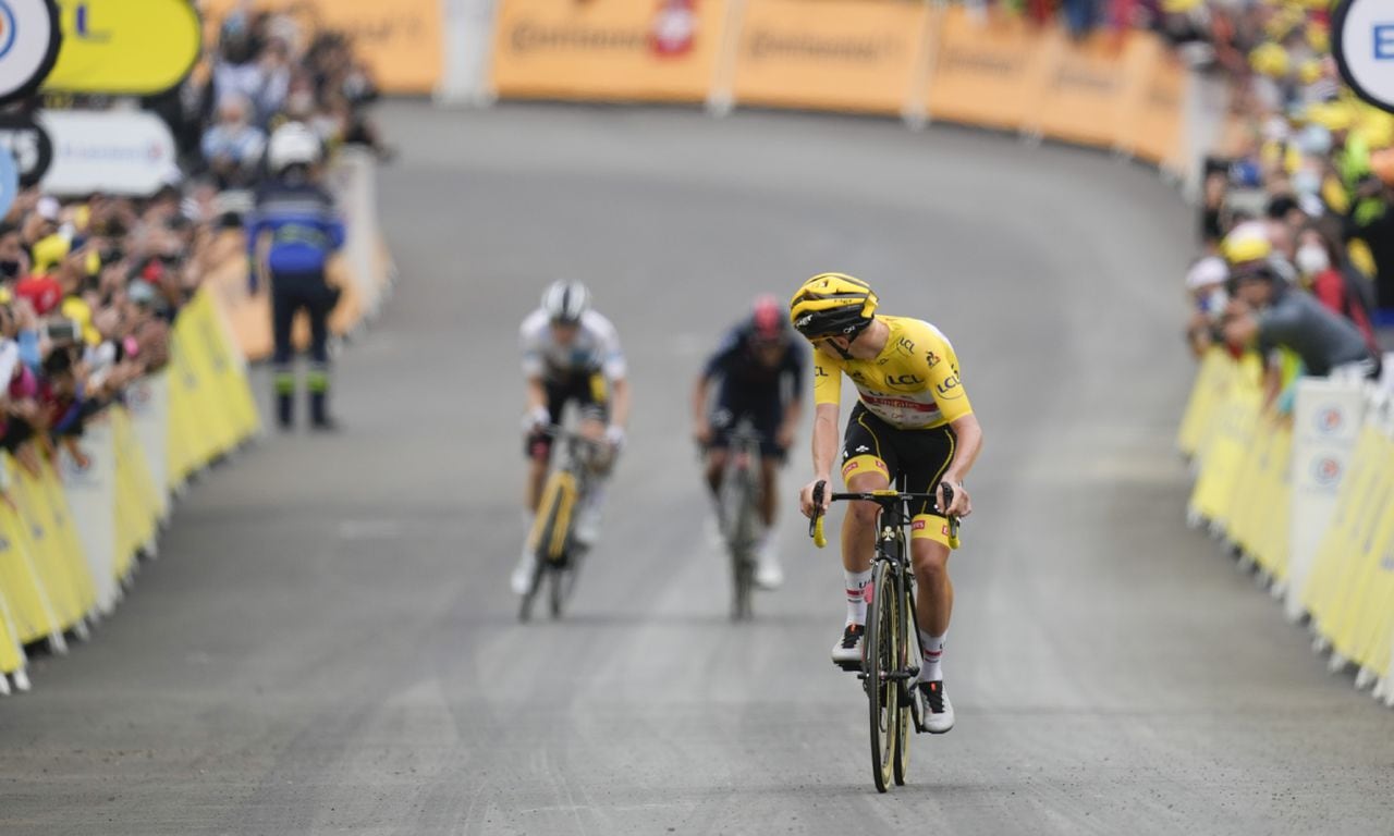 Tadej Pogacar en la meta de la etapa 18 del Tour de Francia. Foto: AP/Daniel Cole