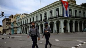 Policías caminan cerca del Capitolio de La Habana, el 15 de noviembre de 2021. (Foto: YAMIL LAGE / AFP)