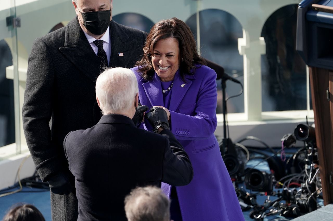 WASHINGTON, DC - 20 DE ENERO: La vicepresidenta Kamala Harris golpea con el puño al presidente Joe Biden después de prestar juramento durante la 59a inauguración presidencial el 20 de enero de 2021 en Washington, DC. Durante la ceremonia de inauguración de hoy, Joe Biden se convierte en el 46 ° presidente de los Estados Unidos. Greg Nash - Piscina / Getty Images / AFP