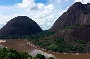 Los afluentes que conforman la cuenca del río Orinoco albergan numerosas riquezas minerales de metales como oro, tantalio, coltán y tusteno.