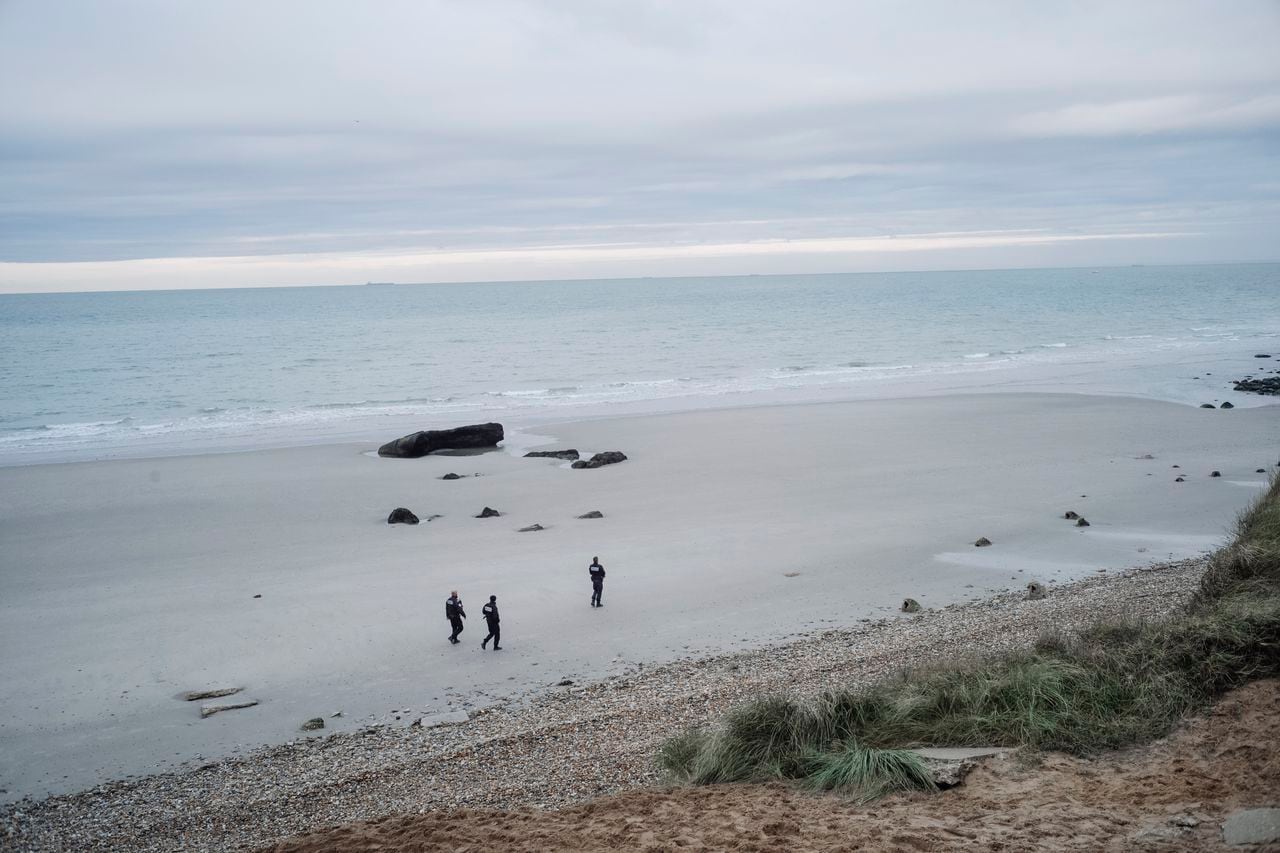 Policías franceses patrullan la playa en busca de migrantes en Wimereux, norte de Francia