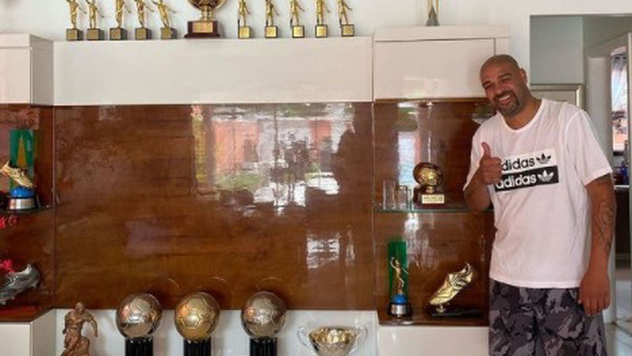 El exfutbolista Adriano posa con sus trofeos.