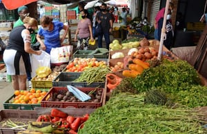 Poco a poco las verduras y hortalizas van llenando las canastillas y góndolas de las plazas de mercado de la ciudad. No obstante, los comerciantes alertan por la escasez de proteína animal, como carne y pollo.