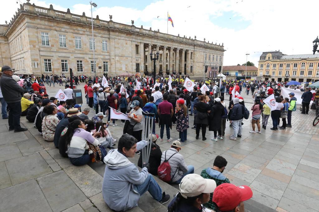 Marchas hacia la plaza de armas y plaza de Bolívar en Bogotá
