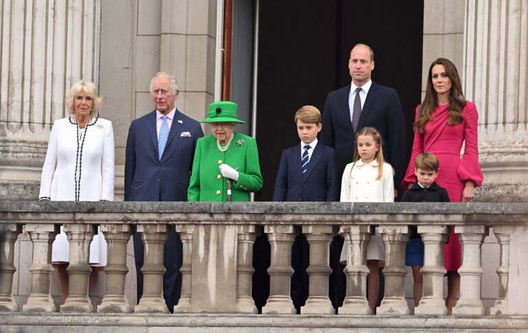 La reina Isabel II, de 96 años y con crecientes problemas de movilidad, salió por sorpresa a saludar al balcón del Palacio de Buckingham. Foto: Getty Images