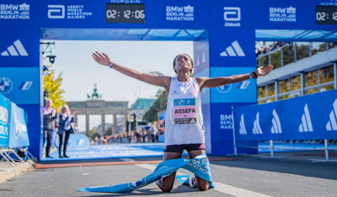 Tigst Assefa, ganadora de la maratón de Berlín