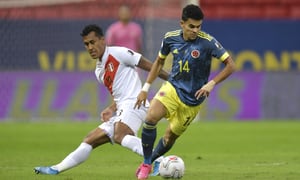 BRASILIA, BRAZIL - JULY 09: Luis Diaz of Colombia fights for the ball with Renato Tapia of Peru during a Third Place play off match between Peru and Colombia as part of Copa America Brazil 2021 at Mane Garrincha Stadium on July 09, 2021 in Brasilia, Brazil. (Photo by Pedro Vilela/Getty Images)