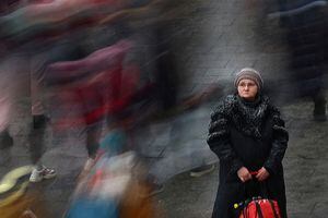 Refugiados evacuados en un tren desde Kiev, luego de la invasión rusa de Ucrania, esperan el traslado a Polonia fuera de la estación de tren en Lviv, Ucrania, el 7 de marzo de 2022. Fotografía tomada con exposición prolongada. Foto REUTERS/Kai Pfaffenbach