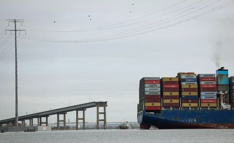 El carguero Dali se encuentra en el agua después de chocar y colapsar con el puente Francis Scott Key el 26 de marzo de 2024 en Baltimore, Maryland. El accidente ha cerrado temporalmente el puerto de Baltimore, uno de los más grandes y concurridos de la costa este de Estados Unidos (Foto de Kevin Dietsch / GETTY IMAGES NORTEAMÉRICA / Getty Images vía AFP)