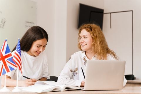 Cuando los estudiantes llegan a la secundaria se encuentran con profesores de inglés que sí son licenciados en lenguas extranjeras, pero el principal obstáculo son las limitadas horas de clases semanales.