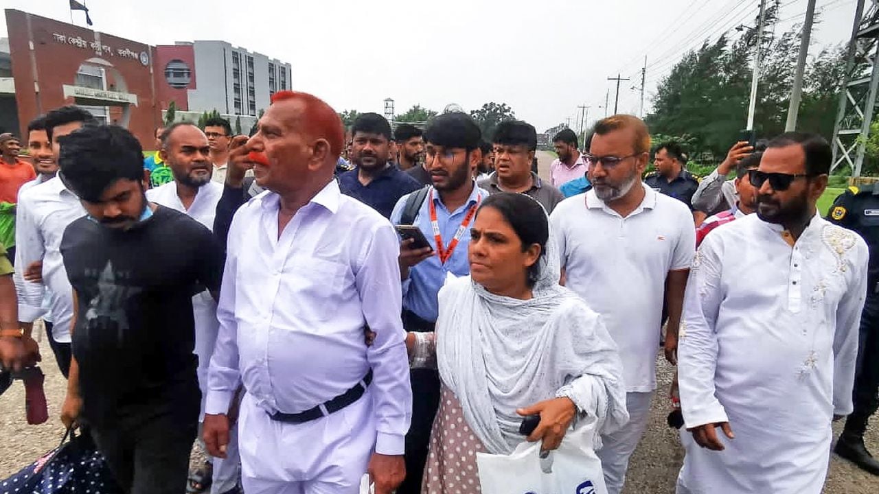 Shahjahan Bhuiyan sale de la cárcel después de su liberación en Keraniganj el 18 de junio de 2023. Bhuiyan, un verdugo de Bangladesh encarcelado que ejecutó a más de dos docenas de compañeros de prisión, incluidos asesinos y golpistas, a cambio de reducciones de sentencia