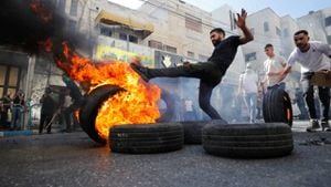Los palestinos participan en una protesta tras los ataques israelíes en Gaza, en Hebrón.