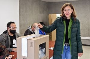 Former FARC hostage and ex-presidential candidate Ingrid Betancourt shows her ballot as she votes at a polling station in Bogota on May 29, 2022, during the Colombian presidential election. (Photo by DANIEL MUNOZ / AFP)