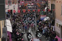 Los ciclistas inician la cuarta etapa del Giro de Italia, carrera ciclista del Giro de Italia desde Acqui Terme a Andora, el martes 7 de mayo de 2024. (Marco Alpozzi/LaPresse vía AP)