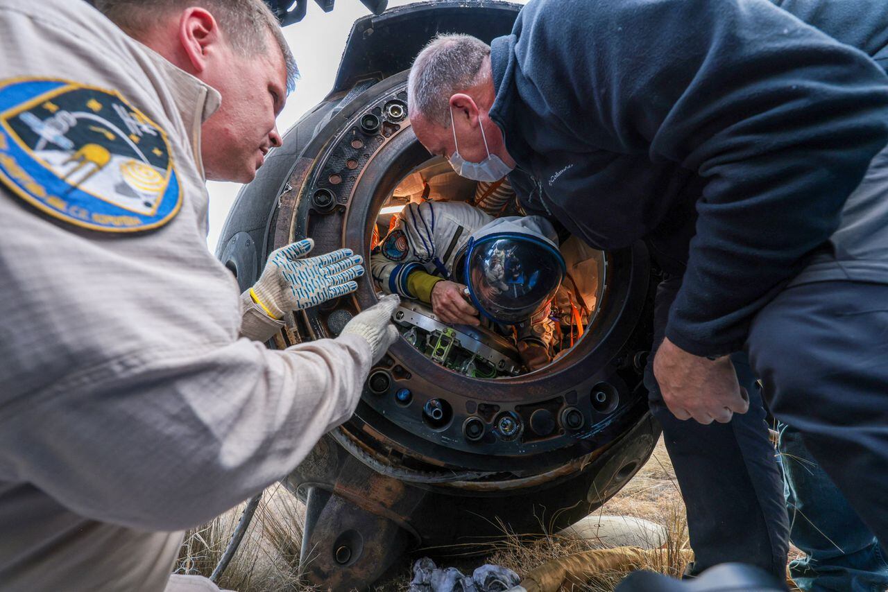 Los especialistas prestan asistencia junto a la cápsula espacial Soyuz MS-23 que transporta a la tripulación de la Estación Espacial Internacional (ISS), formada por los cosmonautas de Roscosmos Sergey Prokopyev, Dmitry Petelin y el astronauta de la NASA Frank Rubio, tras su aterrizaje en una zona remota cerca de Zhezkazgan