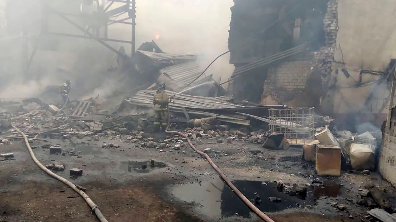 En esta imagen, distribuida por la oficina de prensa del Ministerio de Emergencias de Rusia, operarios de emergencias trabajan en la escena de una explosión y un incendio en una fábrica de pólvora en la región de Ryazan, a unos 270 kms al sureste de Moscú, el 22 de octubre de 2021. (Oficina de prensa del Ministerio de Emergencias de Rusia vía AP)