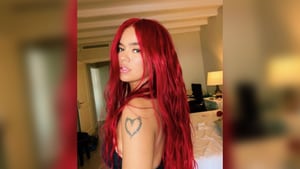 Karol G muestra su tatuaje y su pelo rojo