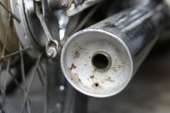 ¿Te preguntas cómo prolongar la vida útil de una moto? La respuesta puede estar en la limpieza regular del tubo de escape.
