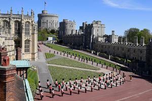 Personal militar en uniforme de desfile se coloca para el funeral del príncipe Felipe de Gran Bretaña dentro del Castillo de Windsor en Windsor, Inglaterra, el sábado 17 de abril de 2021. El príncipe Felipe murió el 9 de abril a la edad de 99 años después de 73 años de matrimonio con la reina Isabel II de Gran Bretaña. . (Justin Tallis / Pool vía AP)