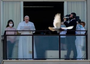 El papa rezó el Angelus desde el hospital donde permanece durante su recuperación.