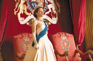 Claire Foy haciendo de la reina en 'The Crown'.