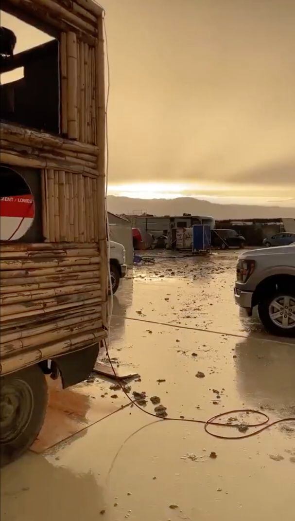 Asistentes al festival Burning Man 2023 se encuentran atrapados por la inclemencia del clima en Nevada.