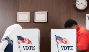 Ciudadanos de Estados Unidos cuidan las urnas de las próximas elecciones con armas de fuego