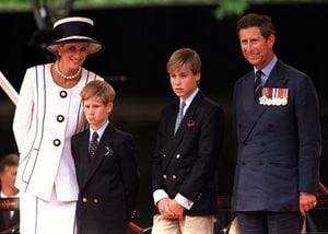La princesa Diana (1961 - 1997), el príncipe Harry, el príncipe Guillermo y el príncipe Carlos en un desfile en el Mall, Londres en 1994.