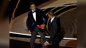 Will Smith aparece abofeteando a Chris Rock en el escenario durante la 94ª edición de los Premios de la Academia en el Teatro Dolby el 27 de marzo de 2022 en Hollywood, California. Foto: Neilson Barnard/Getty Images.