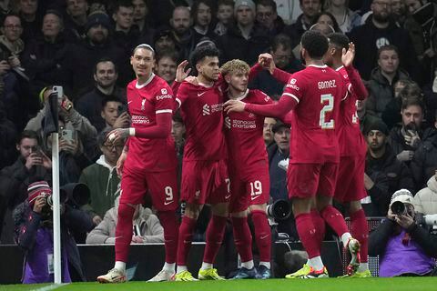 Luis Díaz, segundo por la izquierda, del Liverpool, celebra con sus compañeros después de anotar contra Fulham durante el partido de vuelta de las semifinales de la Copa de la Liga inglesa entre Fulham y Liverpool, en el estadio Craven Cottage de Londres, Inglaterra, el miércoles 24 de enero de 2024. (AP Foto/Kin Cheung)