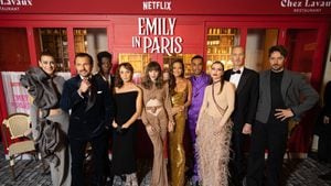 Parte del elenco de la popular serie de Netflix, Emily en París.