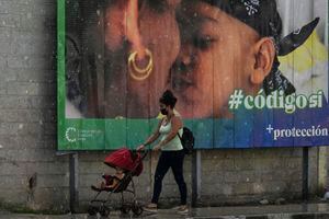 Los cubanos empezaron este domingo a acudir a los colegios electorales para votar en un referendo por el Código de las Familias.(Photo by YAMIL LAGE / AFP)