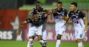 Willer Ditta celebra con sus compañeros tras anotar un gol en la victoria de junior ante Caracas en el encuentro de ida.