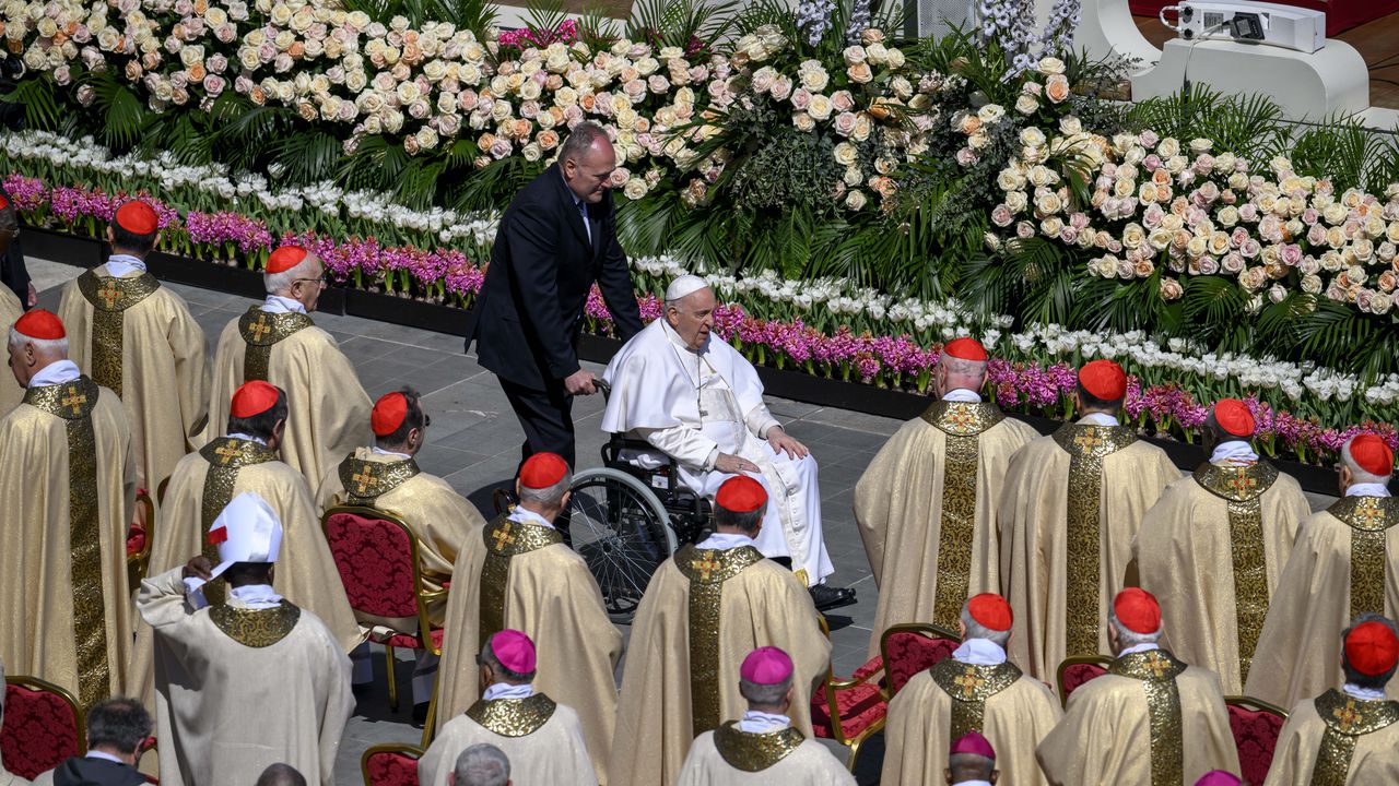 El Papa Francisco saluda a los Cardenales durante la Misa de Pascua en la Plaza de San Pedro, el 9 de abril de 2023 en la Ciudad del Vaticano