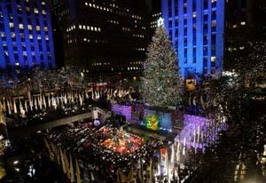 Shakira y el puertorriqueño José Feliciano actuarán en la ceremonia de iluminación del árbol del Rockefeller Center, que cada año reúne a miles de personas para dar la bienvenida a la época navideña en Nueva York. Inseparable de su guitarra, este icono de la música latina cantará su célebre "Feliz Navidad" a los neoyorquinos que se moverán también al ritmo de la "Loba" de Shakira ante el árbol de Navidad más famoso de la Gran manzana. Alicia Keys, Aretha Franklin, Michael Buble, Barry Manilow y The Roots completarán el elenco de cantantes en la plaza Rockefeller. 30.000 bombillas de colores de bajo consumo, que penden de más de ocho kilómetros de cable eléctrico, iluminarán el popular abeto, hasta el 7 de enero.