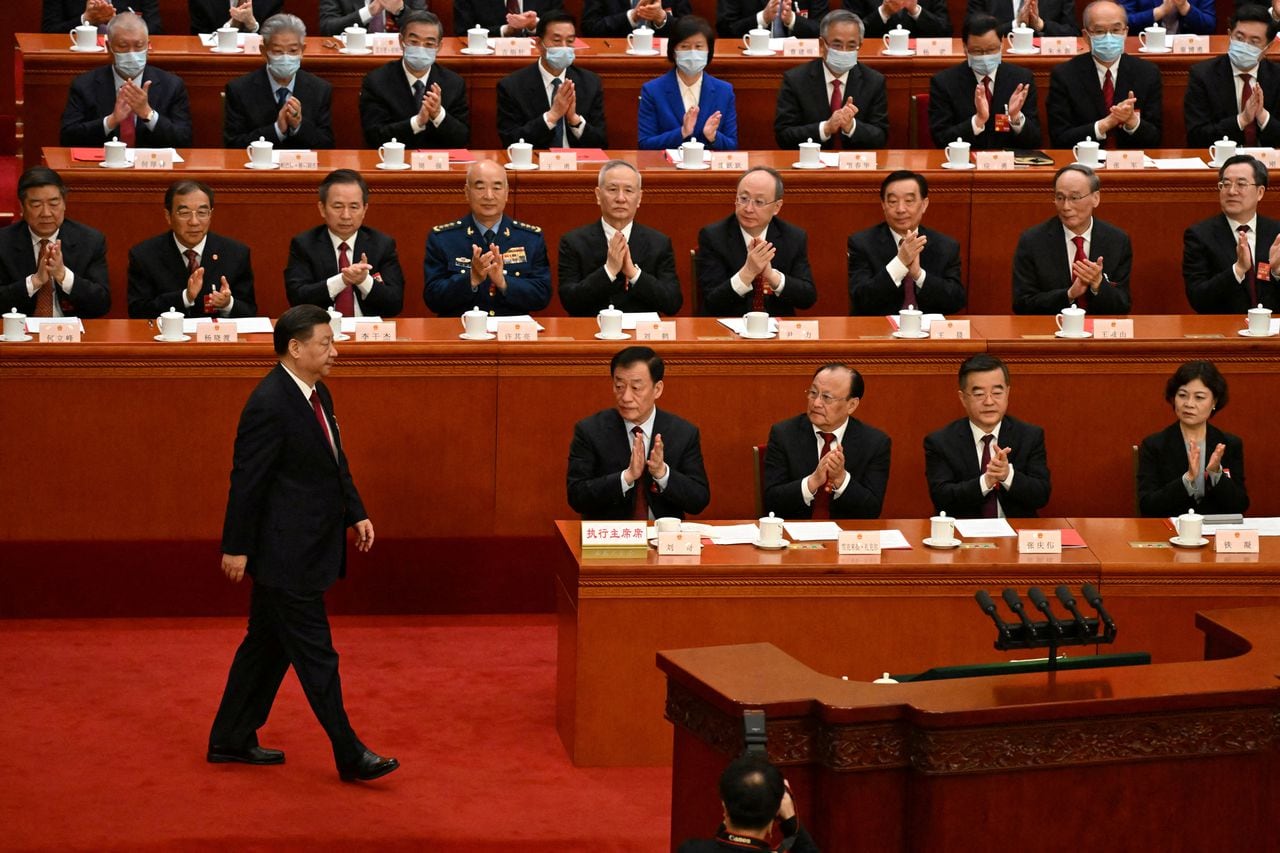 El presidente de China, Xi Jinping, se prepara para pronunciar un discurso durante la sesión de clausura de la Asamblea Popular Nacional (APN) en el Gran Salón del Pueblo en Beijing