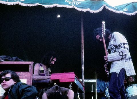 Eduardo Parra (izquierda) y Eduardo "Gato" Alquinta de Los Jaivas, en el Festival de Piedra Roja (octubre 1970). Los Jaivas es una banda chilena, destacada por la combinación del rock progresivo con la zamacueca, junto con la incorporación de instrumentos y ritmos latinoamericanos, especialmente andinos.2 El grupo se formó en 1963 en Viña del Mar, en la costa de la región de Valparaíso, Chile,2 y está actualmente activo. Se les ha considerado a menudo como "una de las bandas más importantes e influyentes de Chile y el resto de Sudamérica".