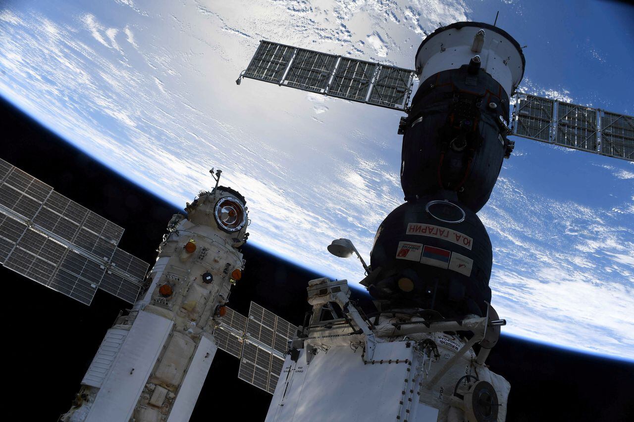 FOTO DE ARCHIVO: El módulo de laboratorio multipropósito Nauka (ciencia) se ve acoplado a la Estación Espacial Internacional (ISS) junto a la nave espacial Soyuz MS-18 el 29 de julio de 2021. Fotografía tomada el 29 de julio de 2021. Oleg Novitskiy / Roscosmos / Handout a través de REUTERS
