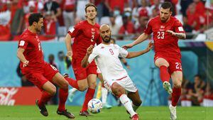 Soccer Football - FIFA World Cup Qatar 2022 - Group D - Denmark v Tunisia - Education City Stadium, Al Rayyan, Qatar - November 22, 2022
Tunisia's Issam Jebali in action with Denmark's Thomas Delaney and Pierre-Emile Hojbjerg REUTERS/Bernadett Szabo