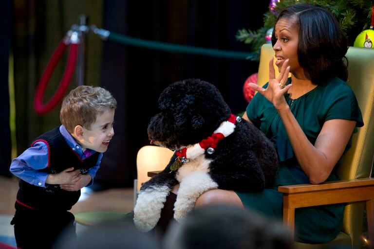 En diciembre de 2012, la primera dama,  Michelle Obama, llevó a Bo a un encuentro con niños en el Children's National Medical Center, en Washington.