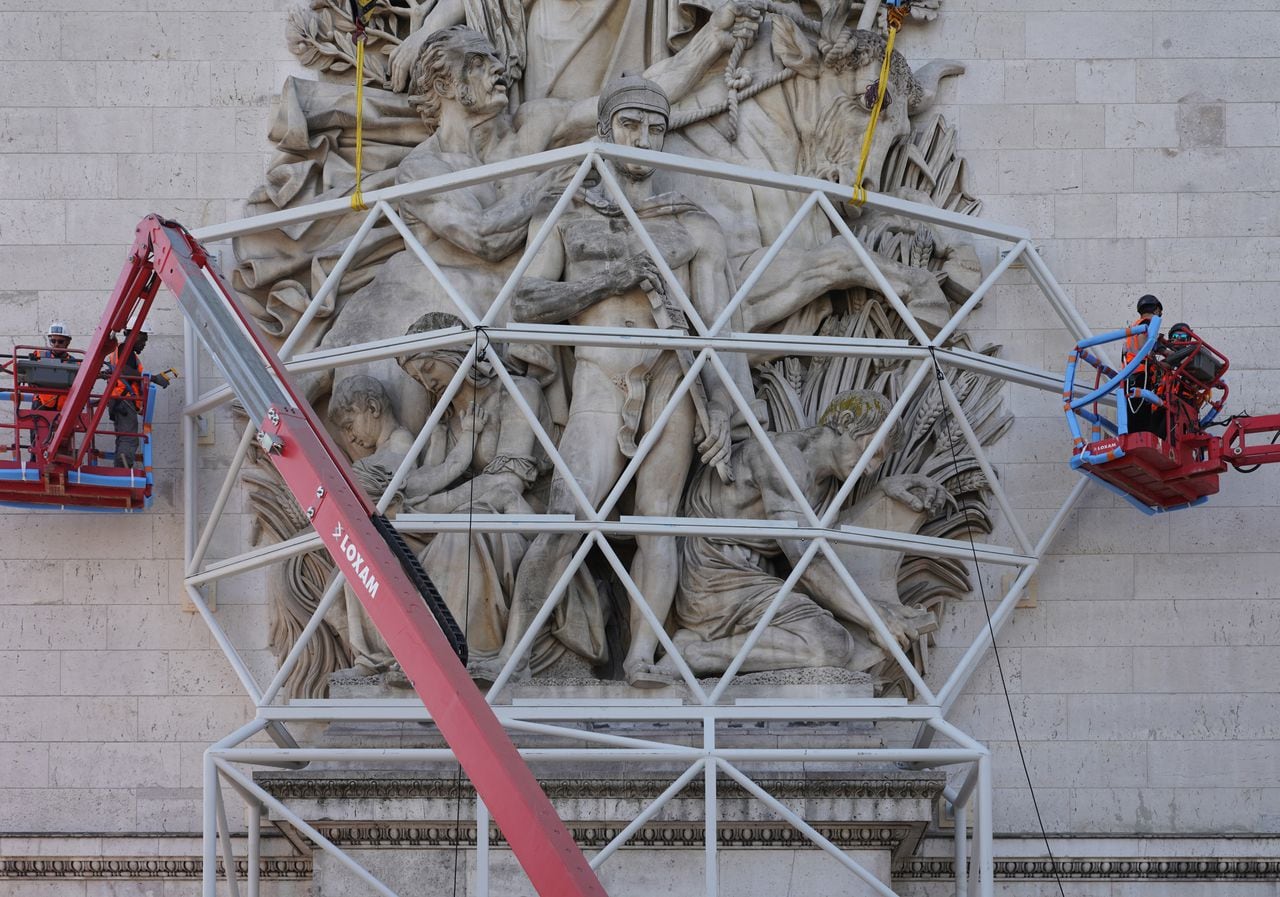 To protect the four sculptures at the base of the monument, steel cages are being installed in front of the pillars for "L'Arc de Triomphe, Wrapped"
Paris, July 20, 2021
—
Wolfgang Volz