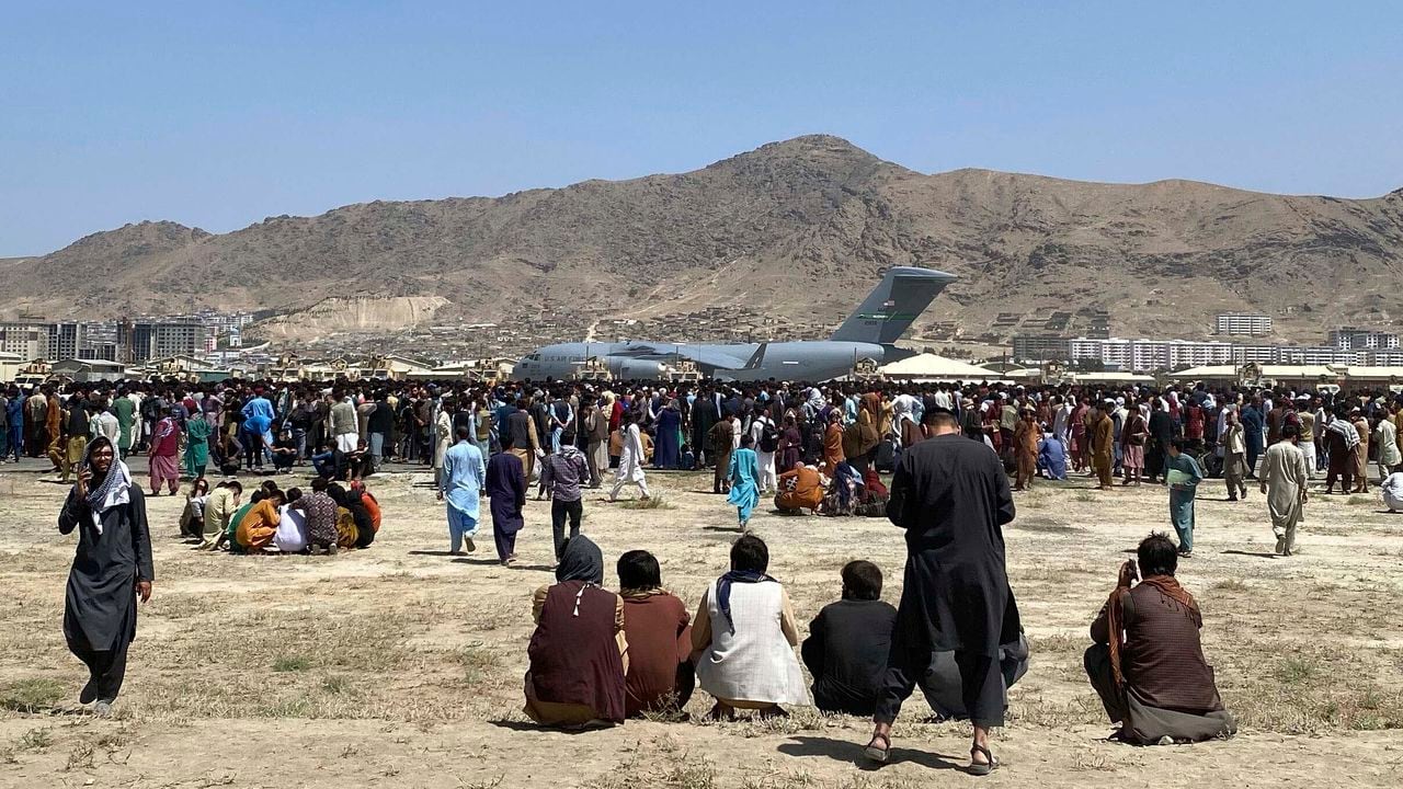 Cientos de ciudadanos occidentales y trabajadores afganos han sido trasladados a un lugar seguro desde que los talibanes reafirmaron el control del país.