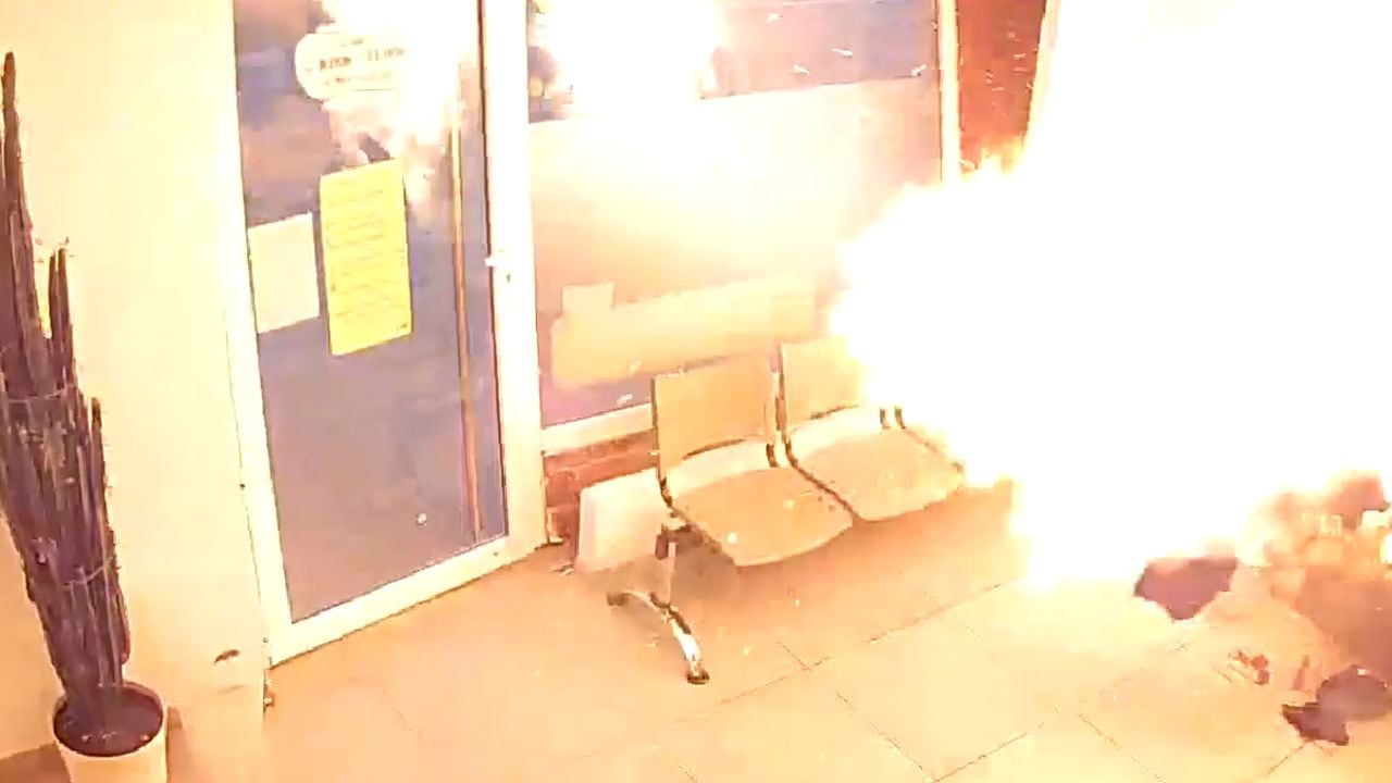 Fuerte explosión destrozó la fachada del la lavandería. Video de cámara de seguridad revela magnitud del hecho.