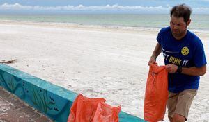 Los sacos de arena se han vuelto piezas indispensables alrededor de las playas para contener un poco el agua que traerá el huracán Ian