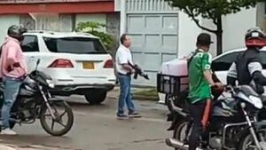 El video que empezó a circular en redes, muestra al hombre en una concurrida calle de Valledupar con un fusil en la mano.