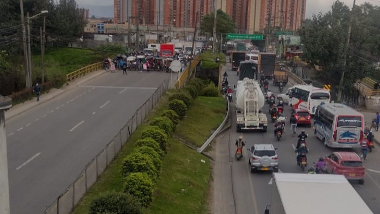 Bicitaxistas bloquean entrada y salida de Bogotá por la calle 13.