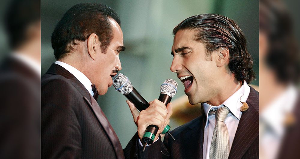 Vicente Fernández (izquierda) y su hijo Alejandro durante un dueto que hicieron en la gala de The Latin Recording Academy, que se realizó en tributo a su carrera en septiembre de 2002. 